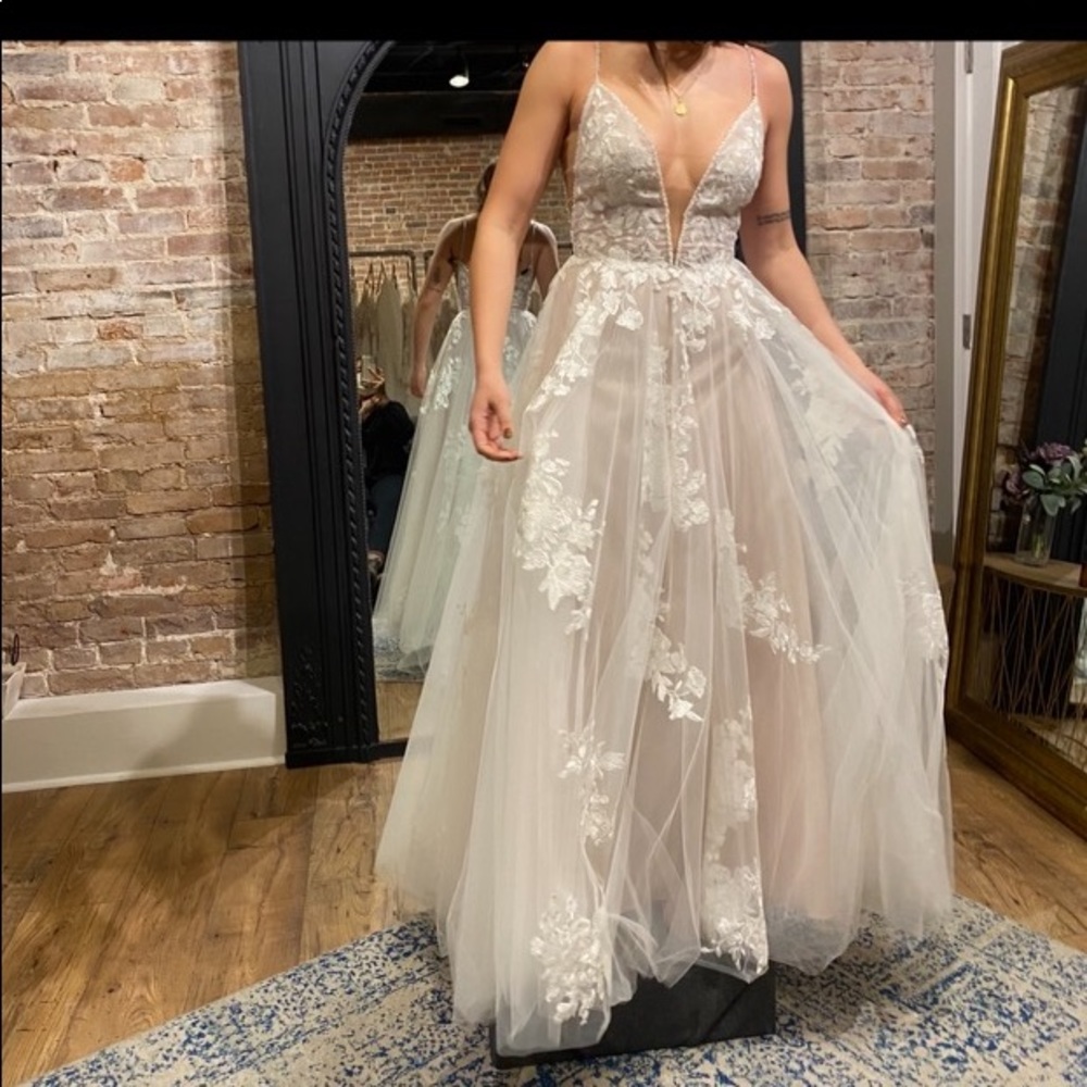 BRAND NEW NEVER WORN! Beautiful Watters wedding dress size 8
